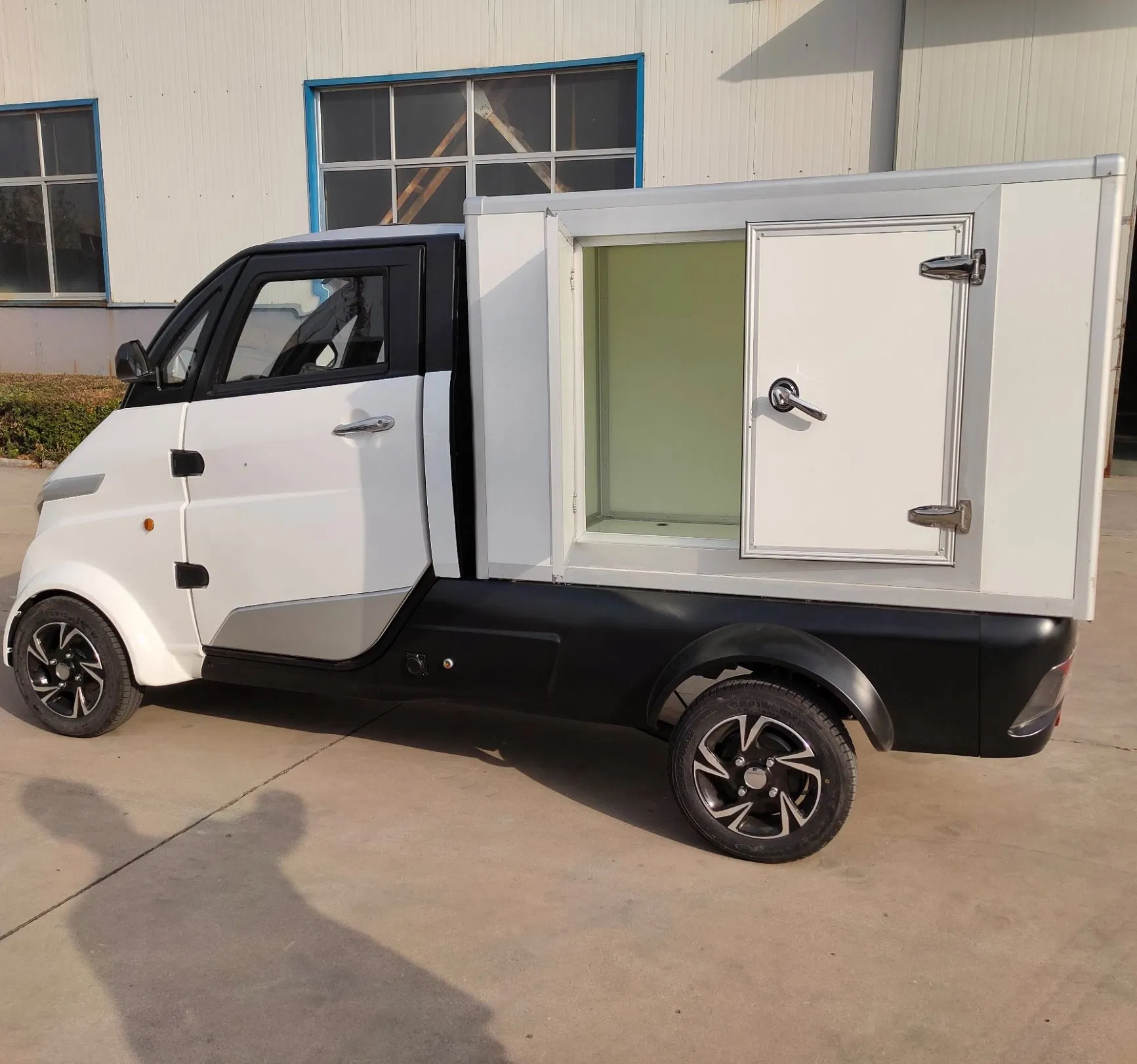 Enclosed 4 Wheel Express Moped Cargo Vehicle with EEC